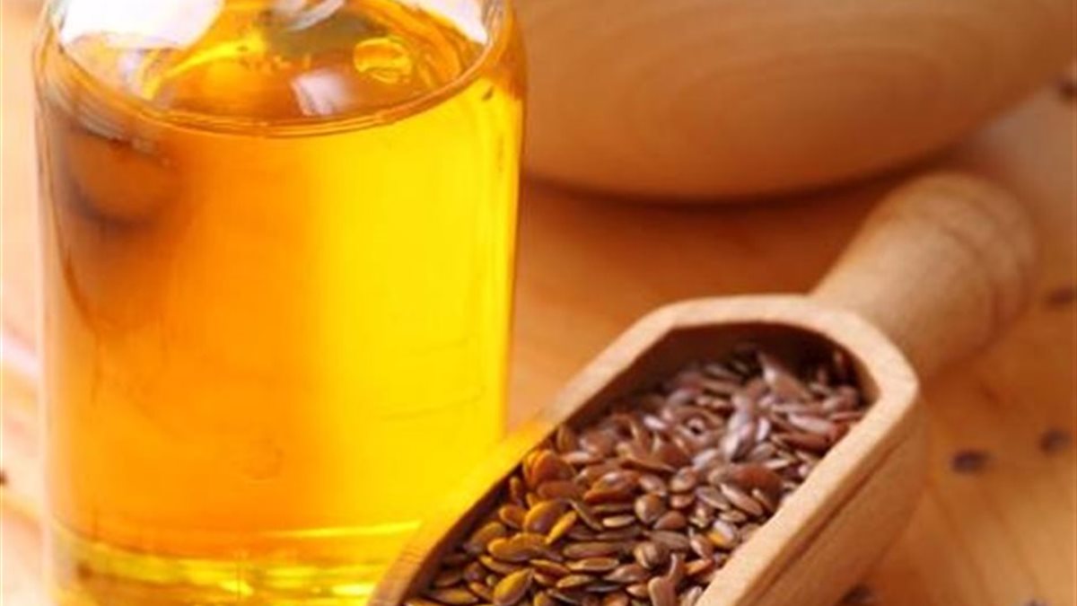 تغذية ومرونة استثنائية.. زيت بذور الكتان كنز طبيعي للبشرة والشعر