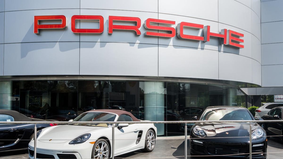 بورشه الألمانية تشدد سياسة التقشف وتطالب العمال بتنازلات واسعة