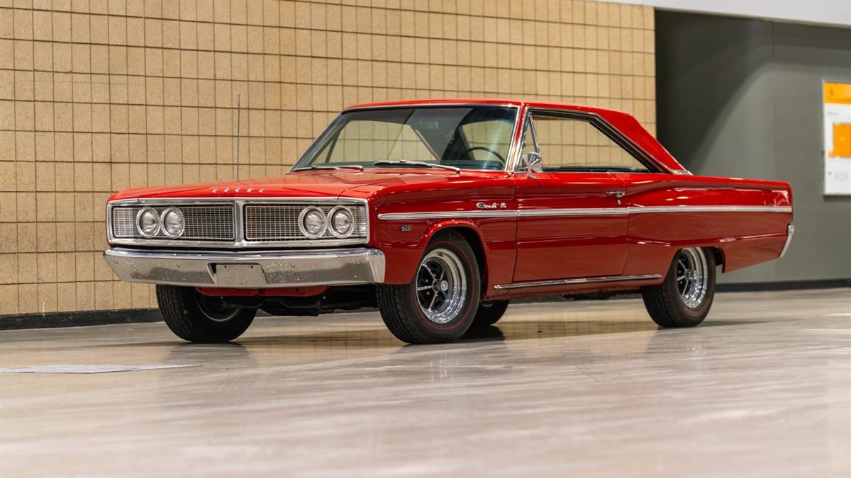 مزاد السيارات الكلاسيكية يسجل رقماً لافتاً ببيع دودج كورونيت 440 موديل 1966 بالصور