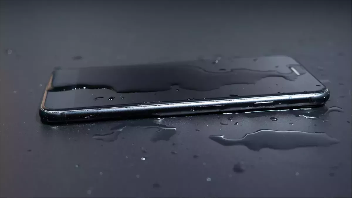 قبل ما تليفونك يتبل.. إزاي تحمي هاتفك من مطر الشتا