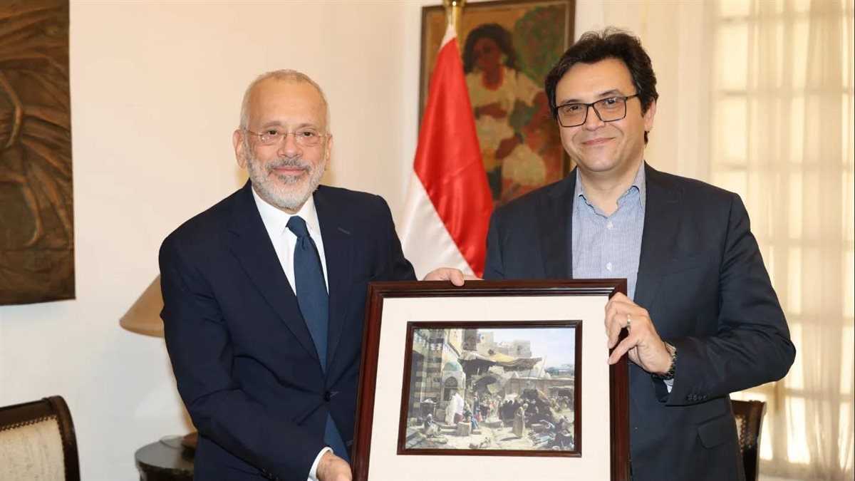 وزير الثقافة يلتقي سفير اليونان بالقاهرة لتعزيز التعاون الثقافي والفني بين البلدين