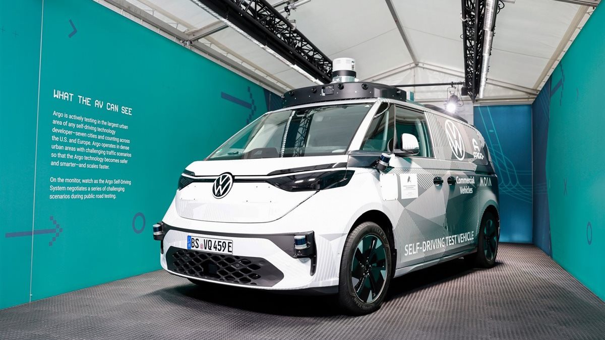 “ID. Buzz” تنطلق في أوسلو بلا سائق.. فولكس فاجن تدشن مرحلة جديدة في النقل الذكي