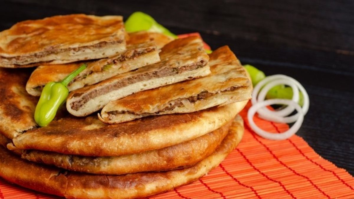 وصفة حواوشي بالسجق واللحمة المفرومة… مزيج غني بالنكهات وخطوات سهلة للتحضير