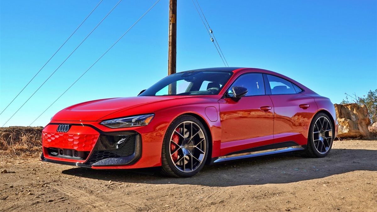 أودي RS e-tron GT Performance موديل 2025 تعيد تعريف السيارات الكهربائية الرياضية