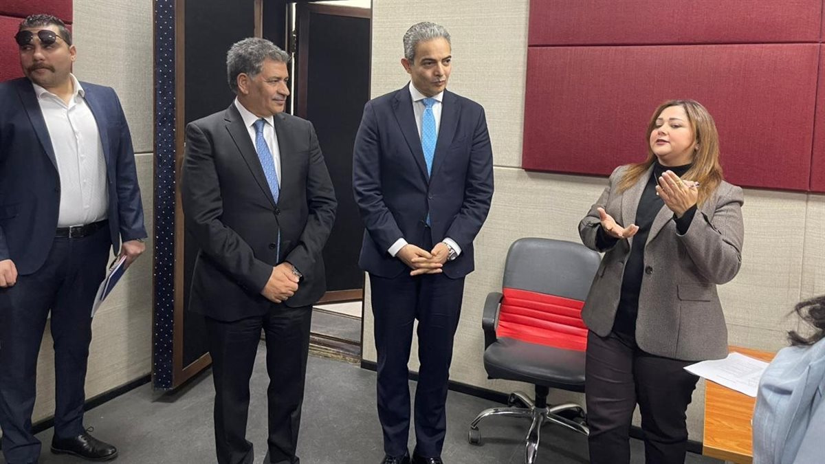 لتعزيز التعاون المهني والأكاديمي..نقيب الإعلاميين في زيارة رسمية للجامعة البريطانية (صور)