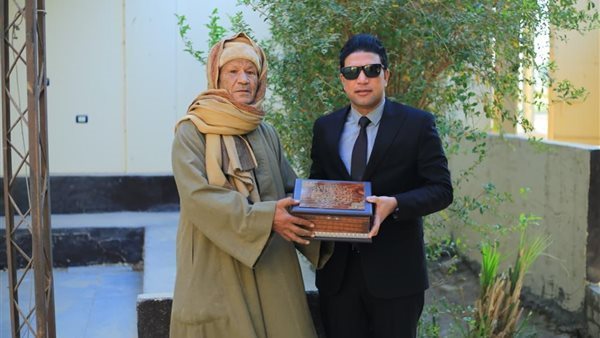 بعد زيارة طلابه اليمنيين.. نائب محافظ سوهاج يكرم معلمه تقديرًا لمسيرته التعليمية