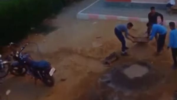 طلاب يتحولون لعمال.. فيديو داخل مدرسة إعدادية في قنا يثير الجدل