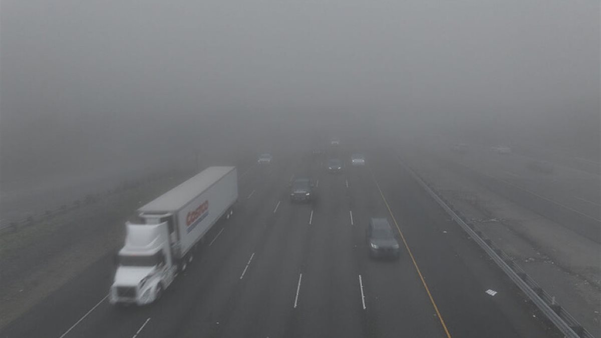 ضباب كثيف يحاصر كاليفورنيا.. وتحذيرات صحية من لغز “الرواسب البيضاء”