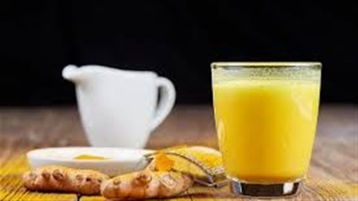 منها الحليب الذهبي.. مشروبات طبيعية ساخنة تحل محل القهوة