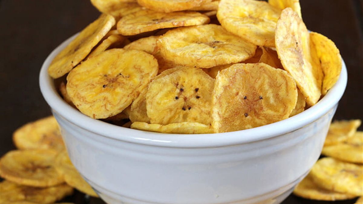 طريقة تحضير رقائق الموز المقرمشة في المنزل بدون زيت أو سكر