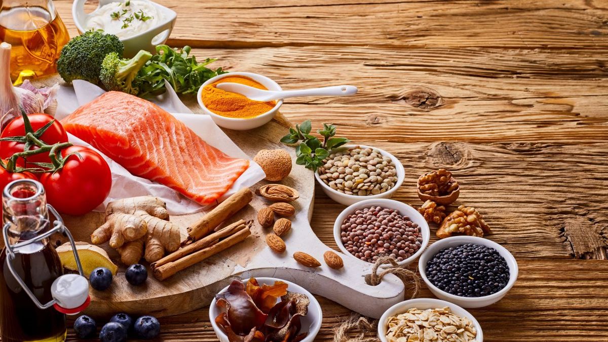 أطعمة تقاوم آلام المفاصل.. دراسة تكشف قائمة ذهبية تدعم العظام