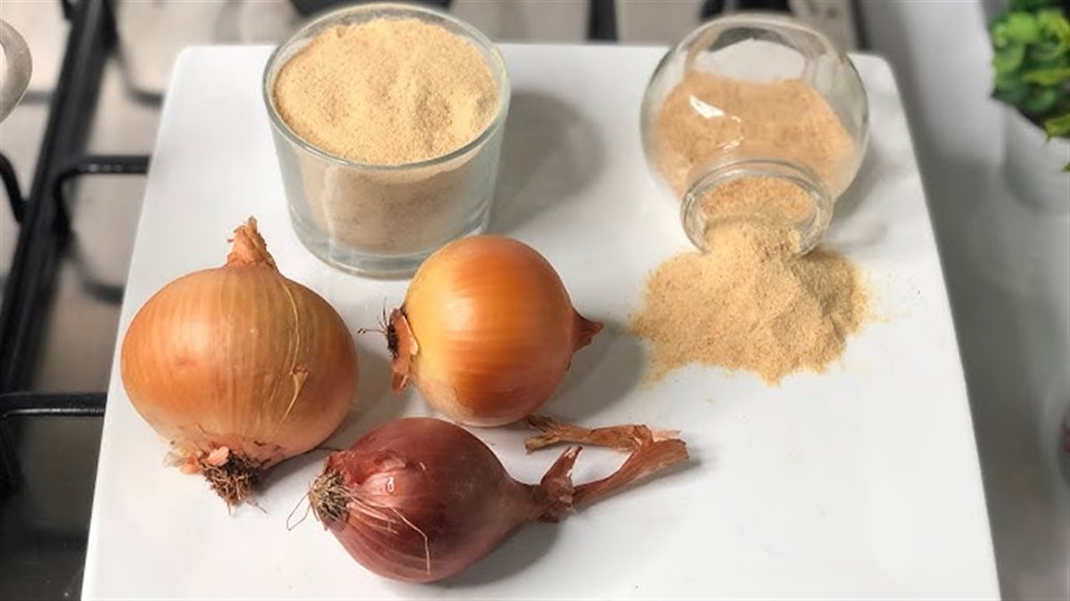 طريقة تحضير بودرة البصل المنزلية.. نكهة مركّزة وجودة أعلى بخطوات بسيطة