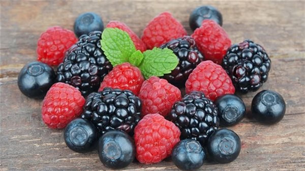 كيف تحافظ على شبابك بعد الستين؟.. 7 أطعمة تعرف عليها