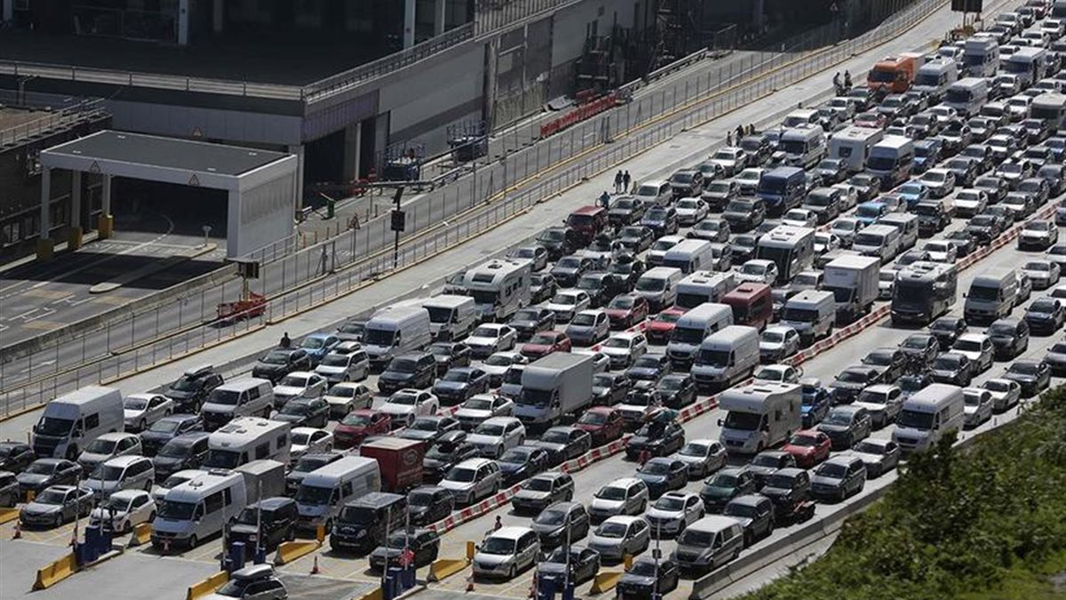 طوابير السيارات تمتد لساعات في ميناء دوفر مع انطلاق عطلة الكريسماس