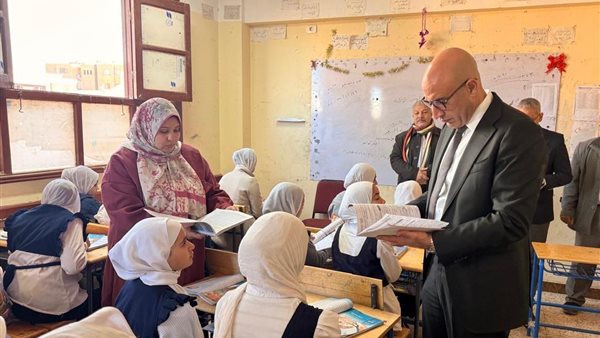 وزير التعليم يطلع على سجلات درجات الطلاب في بني سويف: مستواهم جيد