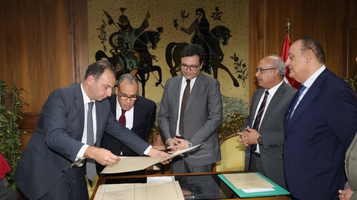 “هنو” يسلم وزير الخارجية خرائط ووثائق واتفاقيات تاريخية بعد ترميمها بدار الكتب