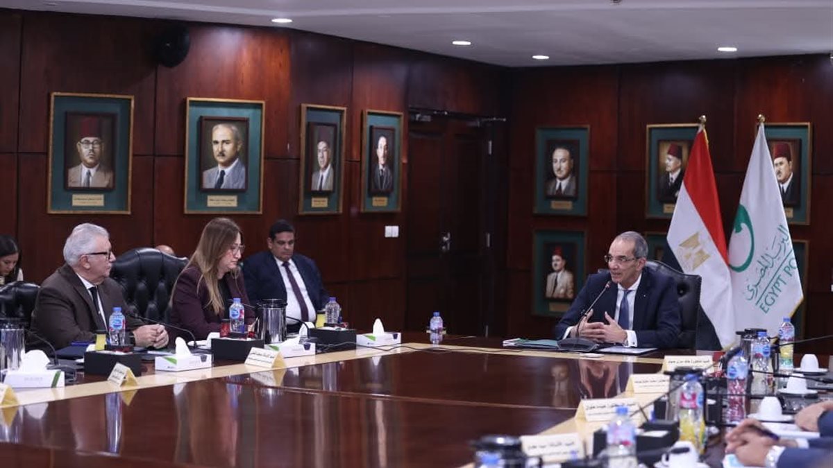 وزير الاتصالات يجتمع بمجلس إدارة البريد بتشكيله الجديد