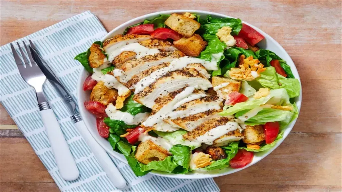 طريقة تحضير سلطة سيزر بالدجاج.. طبق صحي ولذيذ في دقائق