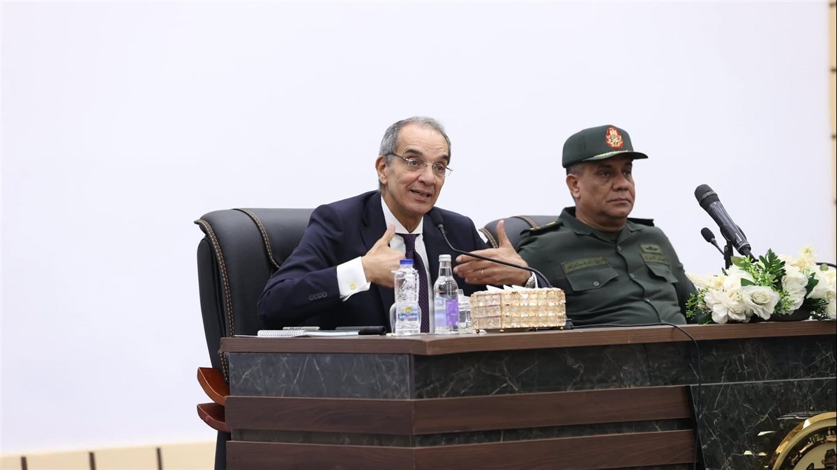 لدعم التحول الرقمي.. وزير الاتصالات يلتقي طلاب مبادرة «ديجيليانز»