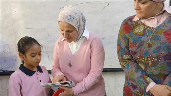 خلال زيارة لمدارس السيدة زينب.. مدير تعليم القاهرة تشدد على القيم والنظافة وإتقان القراءة
