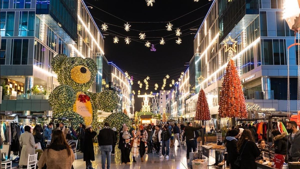 مشاركة الأبناء في تزيين الحلويات.. سر أجواء العائلة الدافئة بالكريسماس