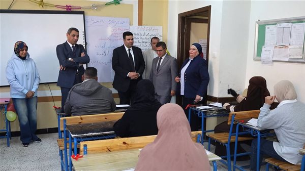 محافظ السويس يتابع امتحانات محو الأمية للمعادلة بالسادس الابتدائي