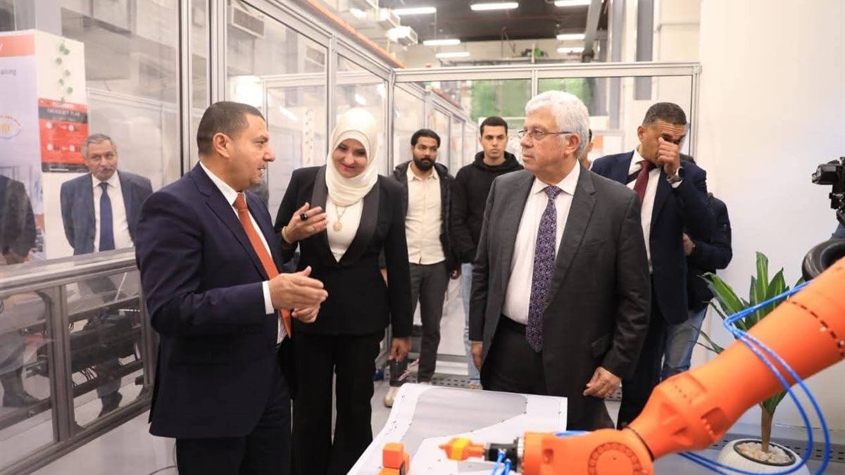 وزير التعليم العالي يتفقد معهد بحوث الإلكترونيات ويشيد بإمكاناته البحثية والتقنية