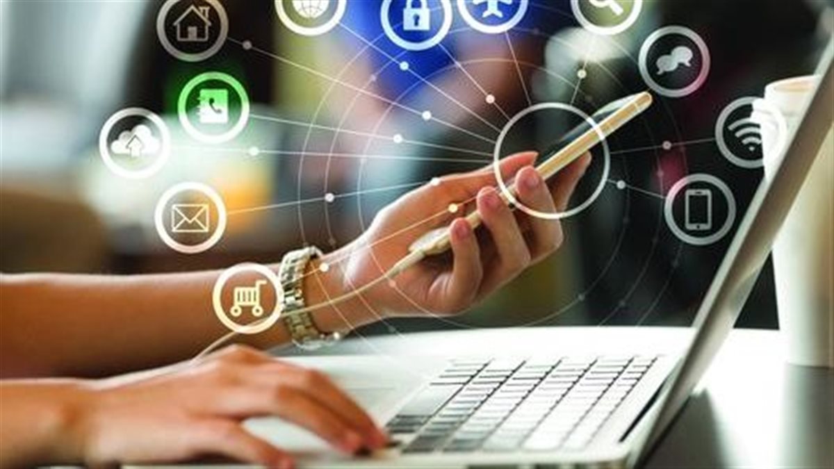 يحذر من استقطاب الأطفال عبر الدارك ويب والألعاب الإلكترونية