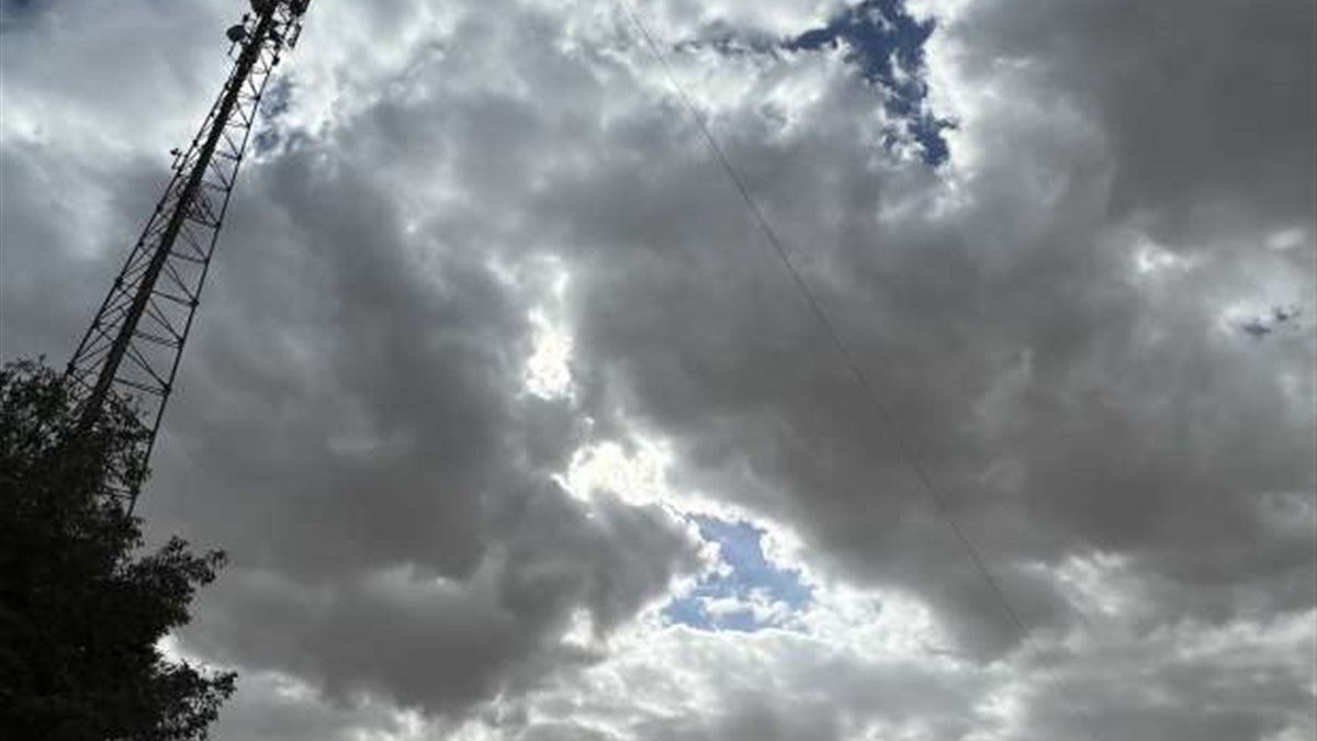 سحب كثيفة تغطي سماء مصر وتزيد فرص الأمطار الخفيفة في عدة مناطق