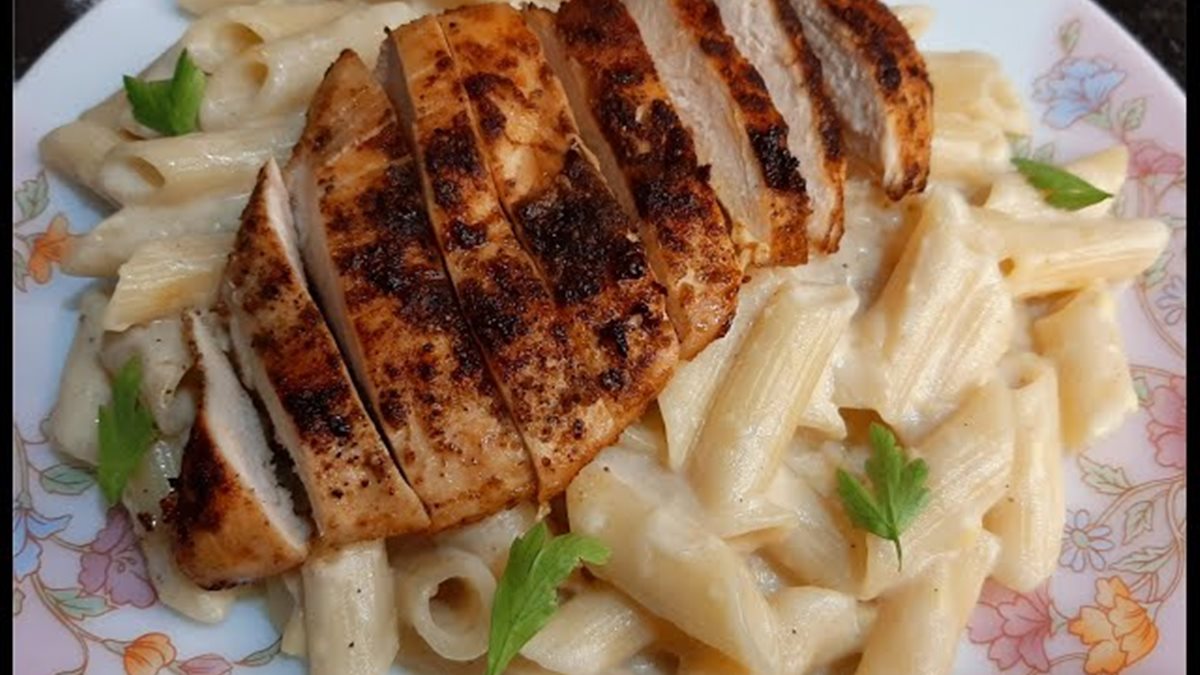 طريقة تحضير مكرونة بالوايت صوص بالدجاج والمشروم على الطريقة الكريمية