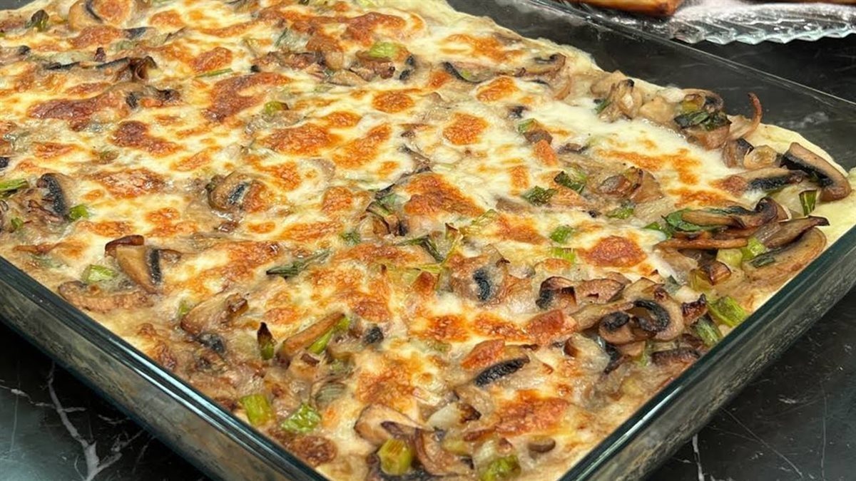 تناسب جميع الوجبات…طريقة عمل صينية البطاطس بالمشروم والجبنة