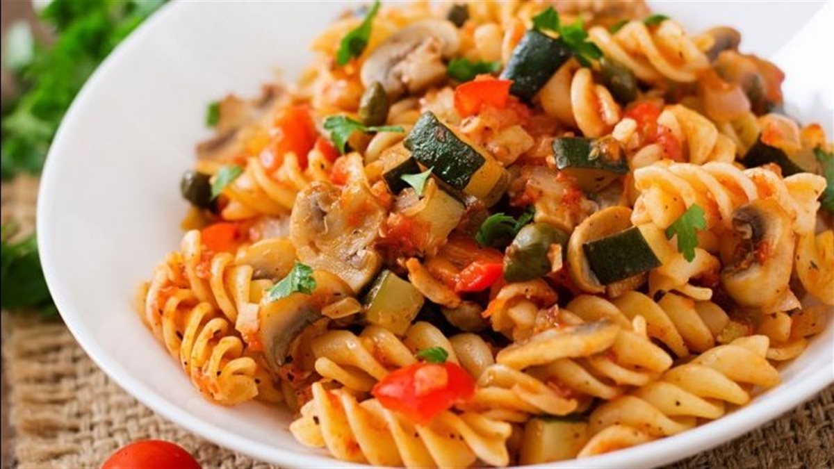 بمذاق لا يقاوم … طريقة عمل المكرونة بالخضار بأقل تكلفة