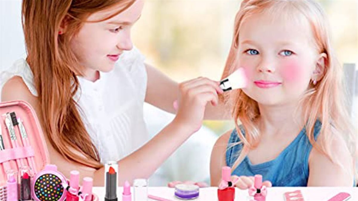 الوجه القبيح لمكياج الأطفال .. خطر كبير وكشف المستور عبر معامل الاختبار