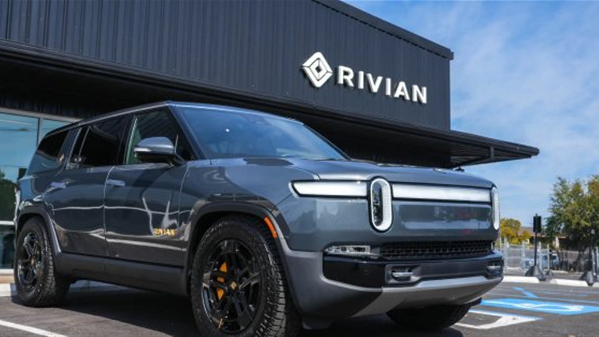 شركة ريفيان تتصدر المنافسة مع تسلا بالقيادة الذاتية