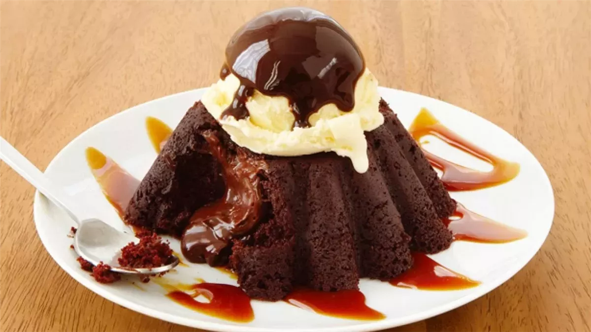 بسحر الشوكولاتة.. طريقة تحضير المولتن كيك في المنزل