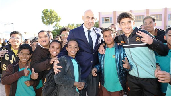 وزير التربية والتعليم ومحافظ أسوان يتابعان سير الدراسة بمدرسة الشهيد عمرو فريد