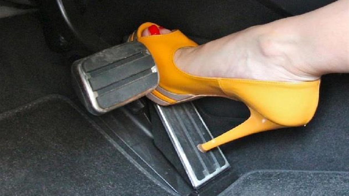 ارتداء الكعب العالي أثناء القيادة.. هل تعرّض نفسك لحوادث قاتلة؟