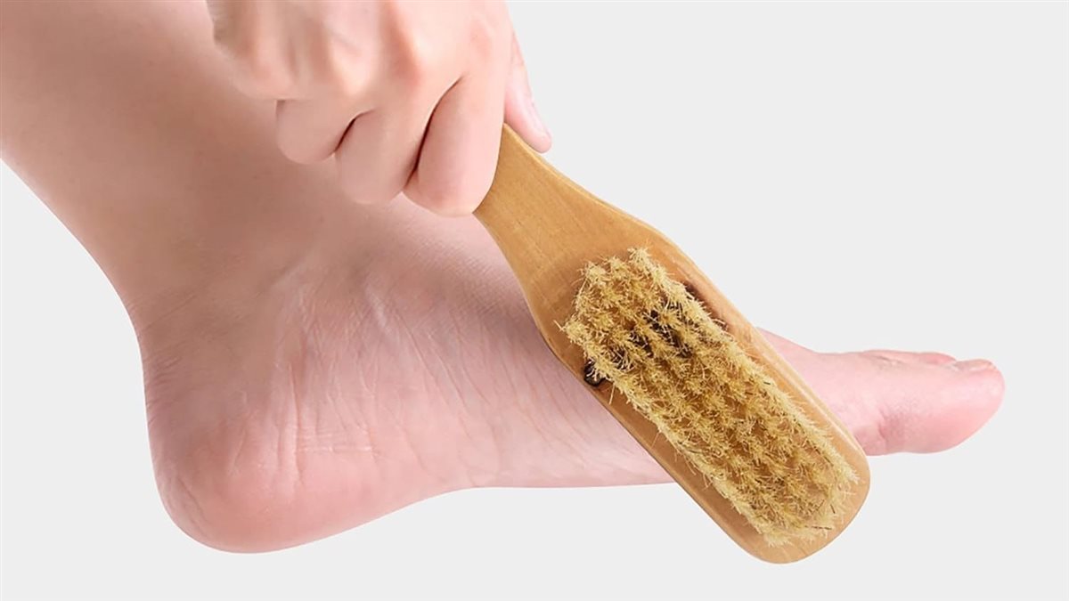 منها إزالة سموم الجسم.. فوائد فرشاة الشعر للعلاج الطبيعي بالمنزل