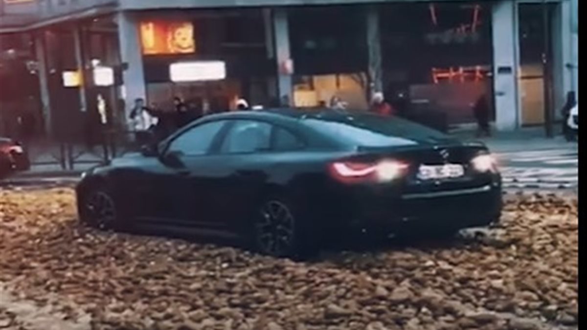 فوضى البطاطا في شوارع بروكسل.. BMW عالقة وسط الأكوام!