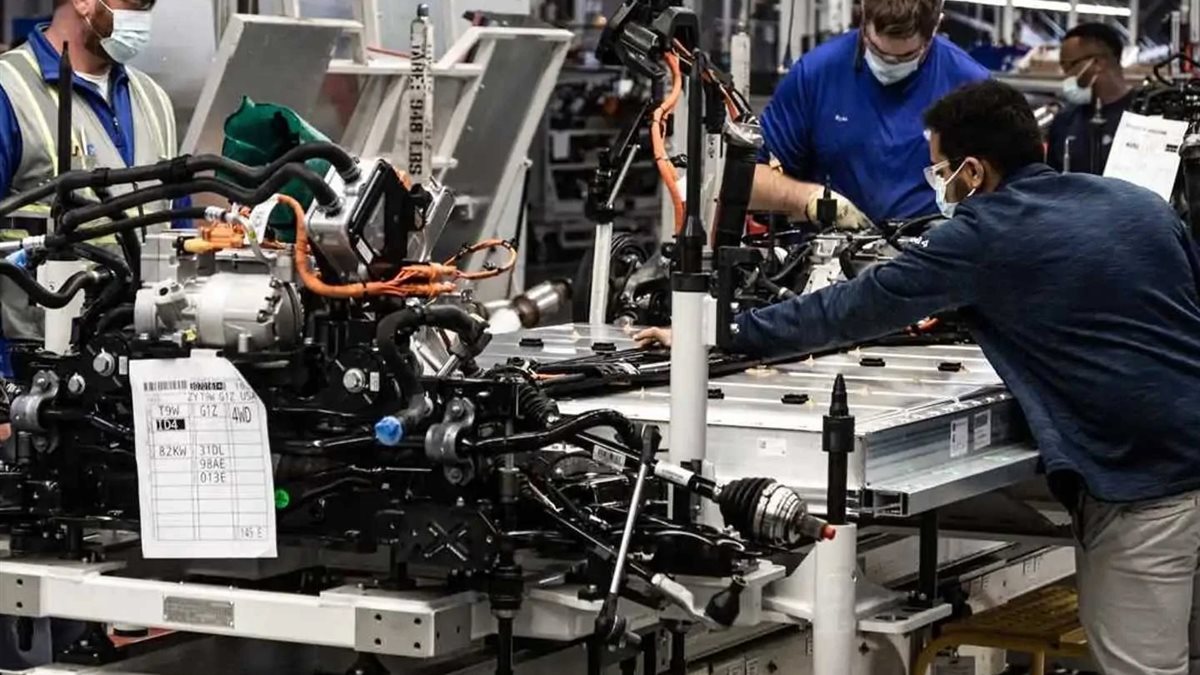 فولكس فاجن تفتتح أول مصنع لإنتاج خلايا البطاريات في زالتسجيتر