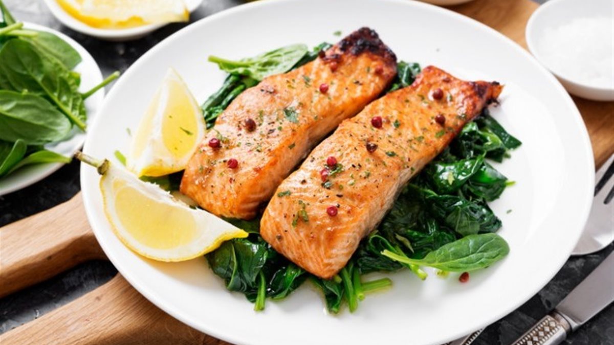 طريقة تحضير سلمون حار بالسبانخ والليمون.. وصفة متوازنة بنكهات جريئة