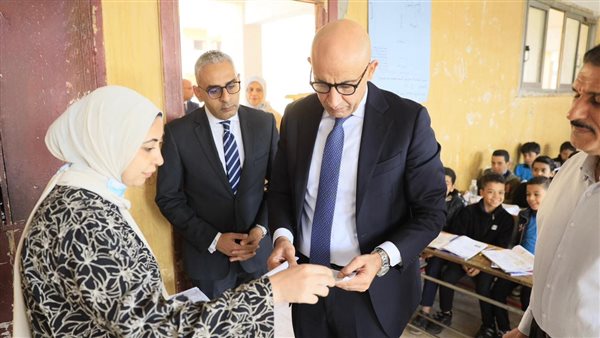 عاجل| قرار من “عبداللطيف” بشأن كفاءة البيئة التعليمية بمدارس البدرشين والصف