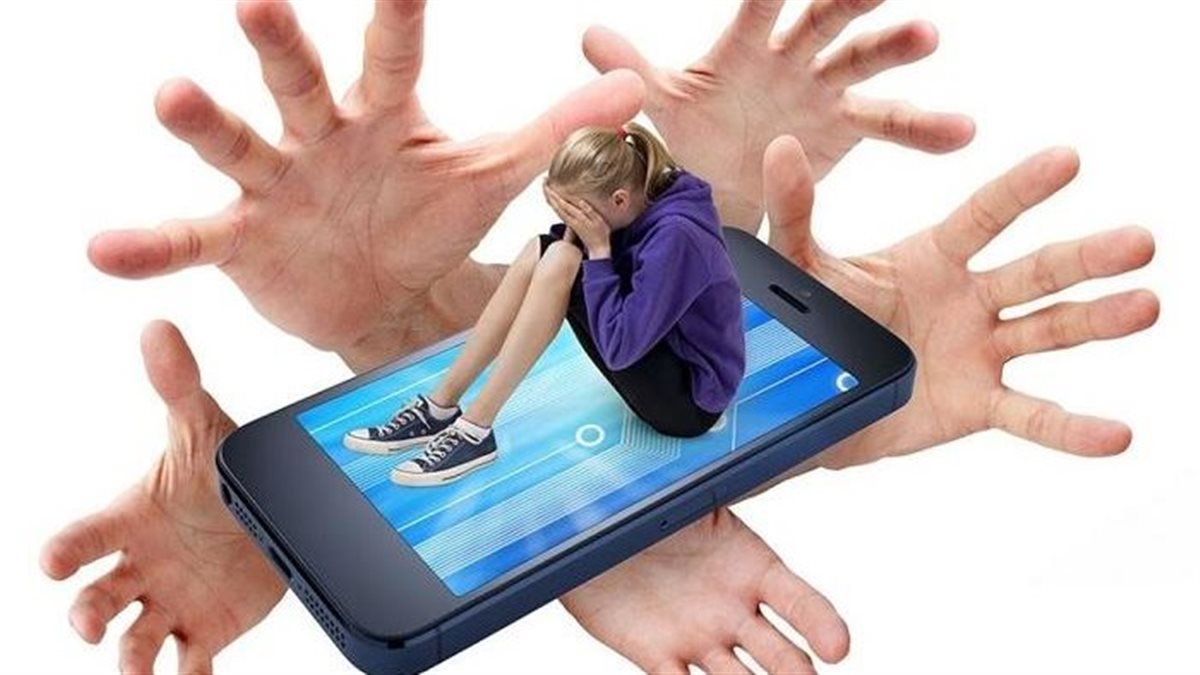 البيت أولًا.. 6 خطوات لحماية طفلك من التنمر الرقمي