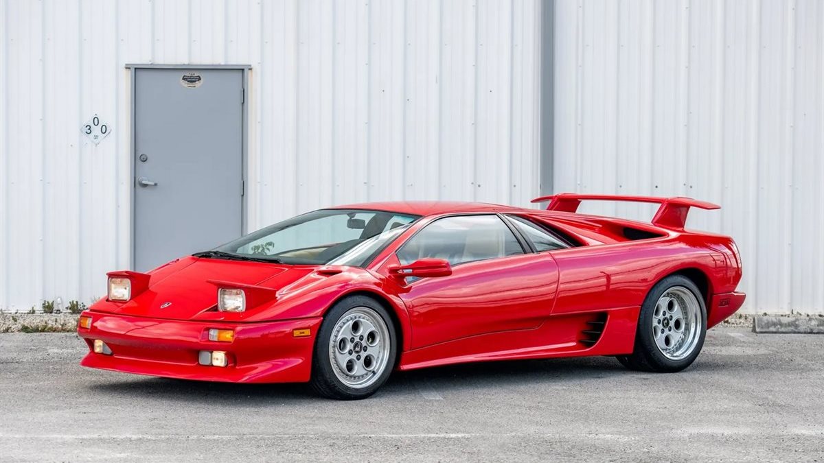 لامبورغيني ديابلو 1992 أيقونة السيارات الخارقة بدون مساعدين إلكترونيين