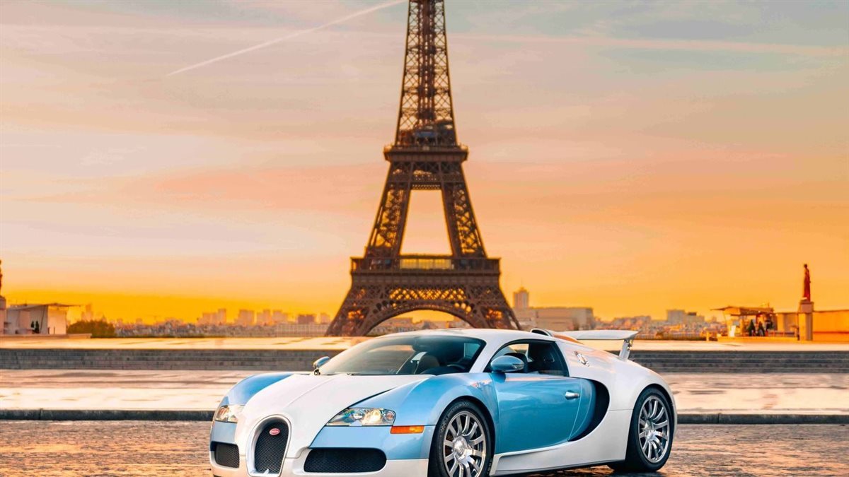 BUGATTI VEYRON تحفة هندسية تسرق الأنظار أمام أحد أشهر معالم فرنسا (صور)