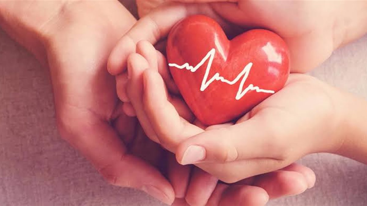 إذا كنت تجلس فترة طويلة.. إليك 6 أطعمة تدعم صحة قلبك