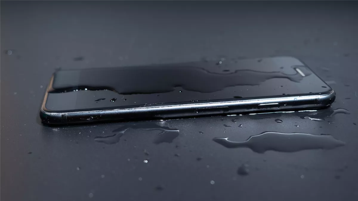 سقوط المطر على الهاتف