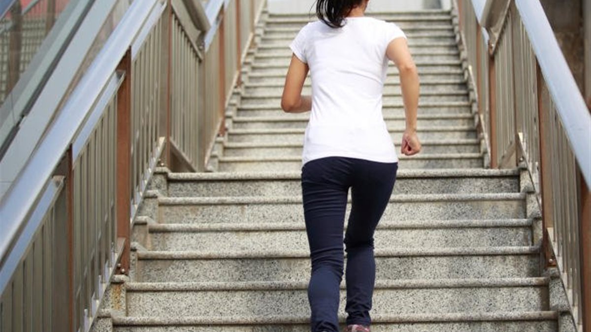 تفسير رؤية صعود السلم لابن سيرين وعلاقتها بالترقية والنجاح