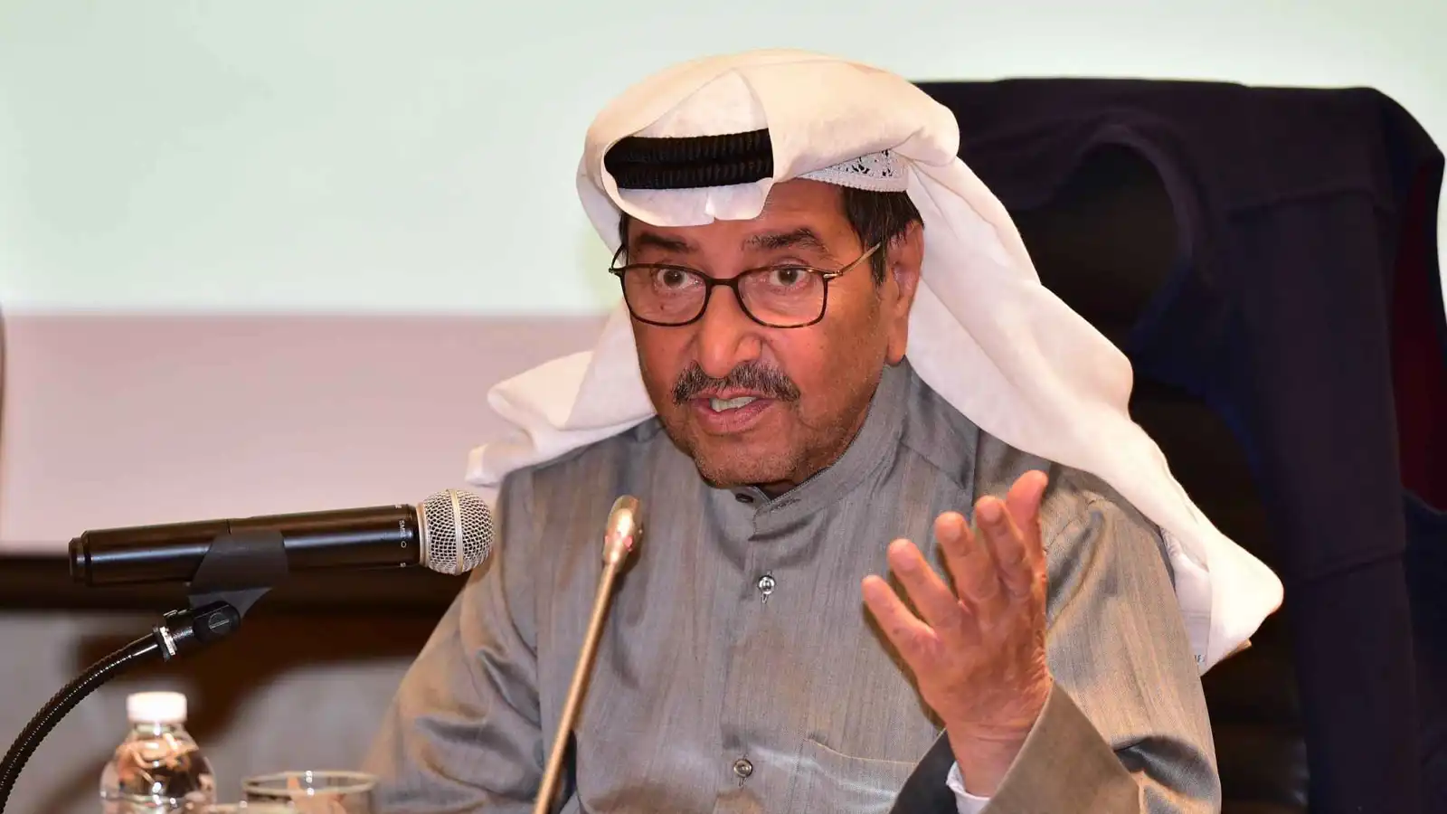 الحزن يعم دول الخليج بعد وفاة الكاتب والروائي عبدالعزيز السريع.. معلومات لا تعرفها عنه