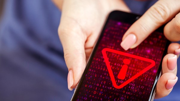 وزارة الداخلية تحذر المواطنين من روابط مجهولة تخترق الهواتف وتسرق الحسابات البنكية